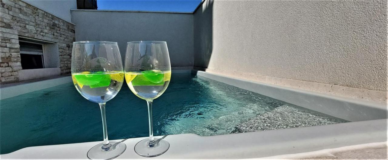 Vip Deluxe Apartment Arian نوفاليا المظهر الخارجي الصورة