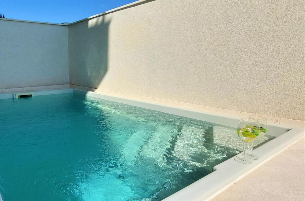 Vip Deluxe Apartment Arian نوفاليا المظهر الخارجي الصورة