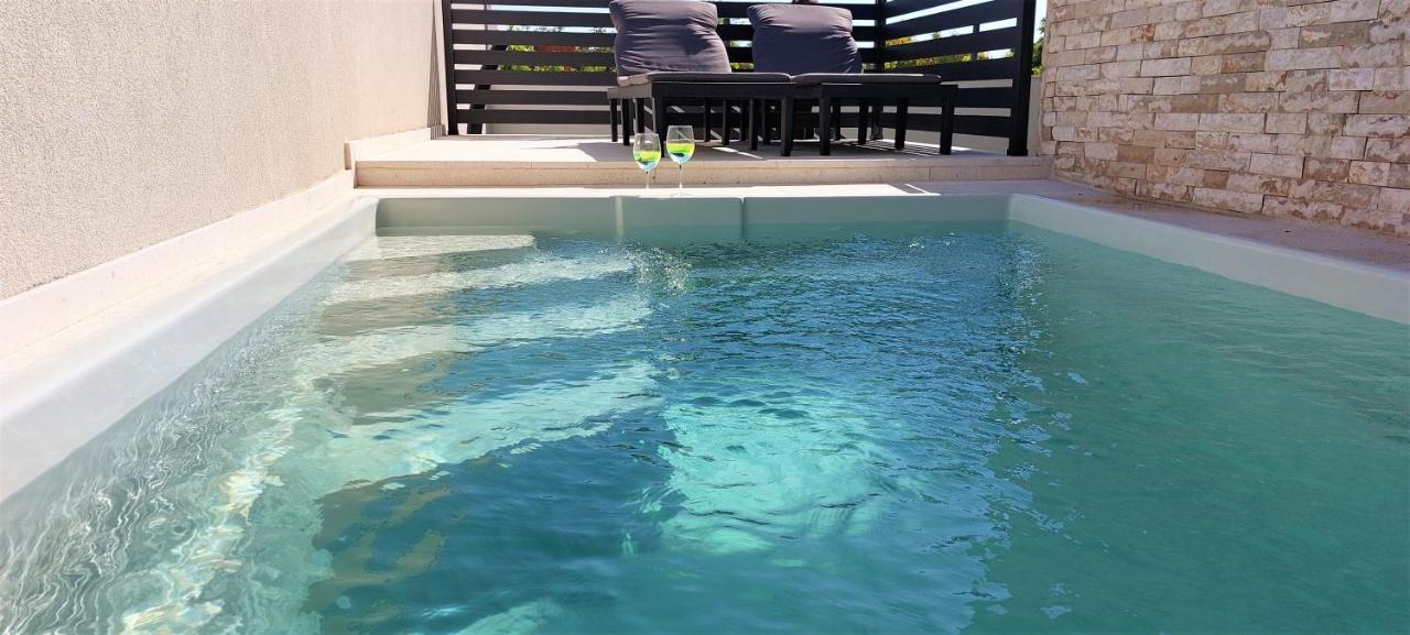 Vip Deluxe Apartment Arian نوفاليا المظهر الخارجي الصورة