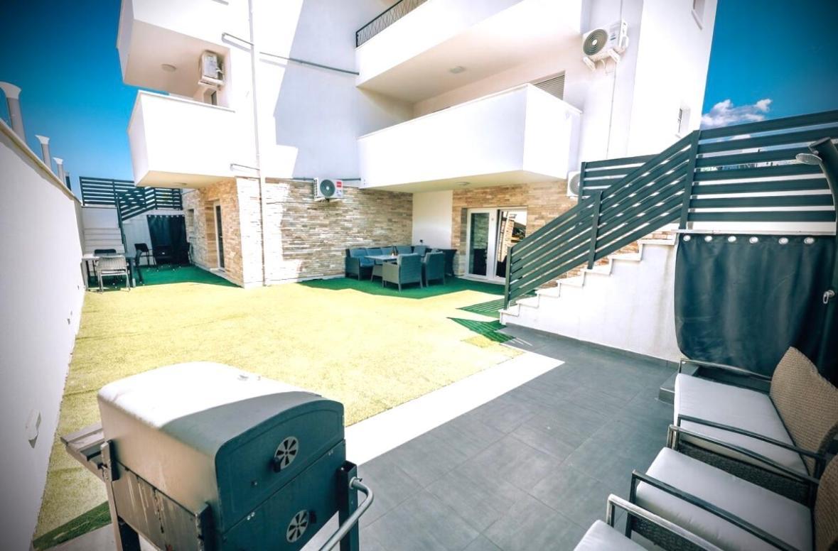 Vip Deluxe Apartment Arian نوفاليا المظهر الخارجي الصورة