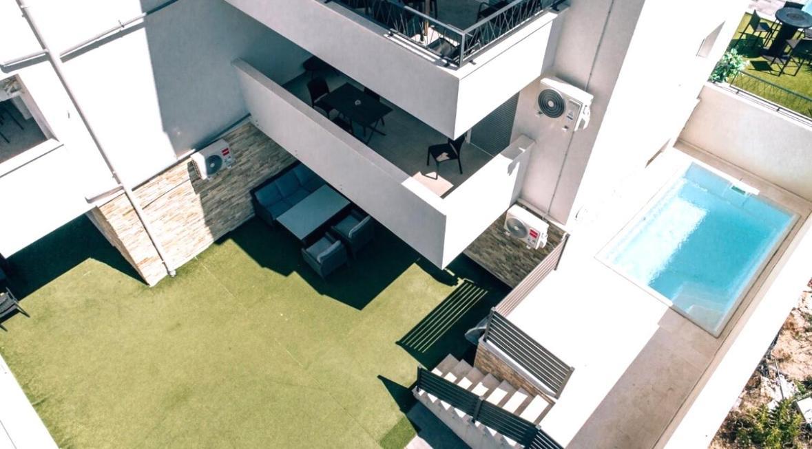 Vip Deluxe Apartment Arian نوفاليا المظهر الخارجي الصورة